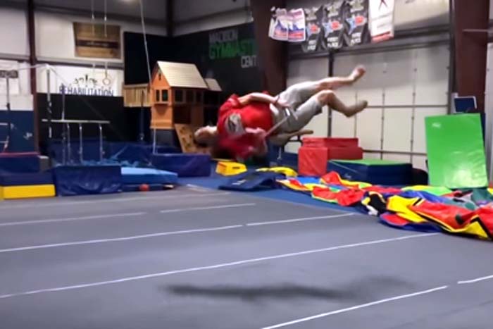 Adolescente  faz manobras incríveis pulando corda