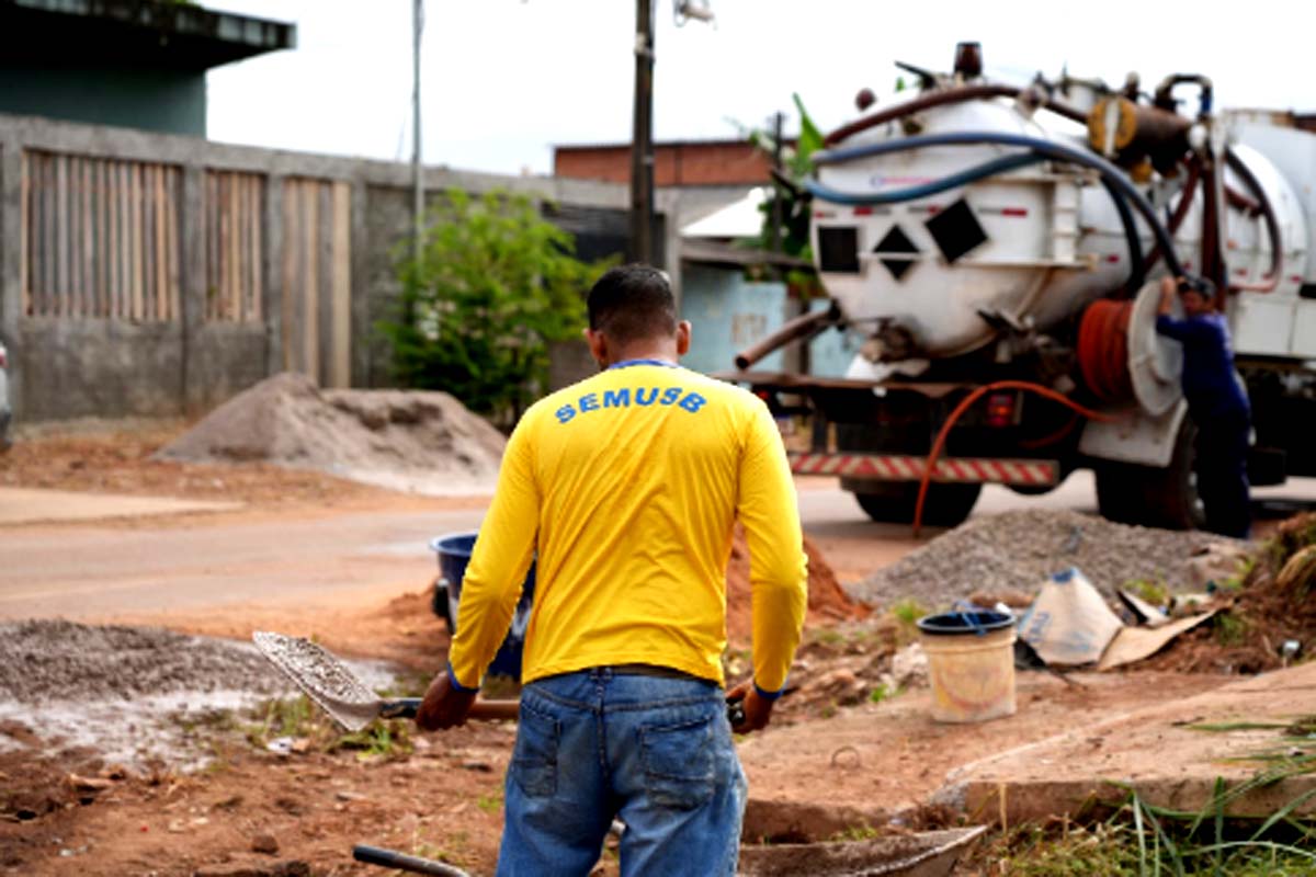 Frentes de trabalho reconstroem bueiros e garantem segurança à população