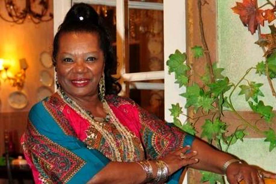 “Não suporto ficar presa”, diz Neusa Borges sobre uso de cadeira de rodas