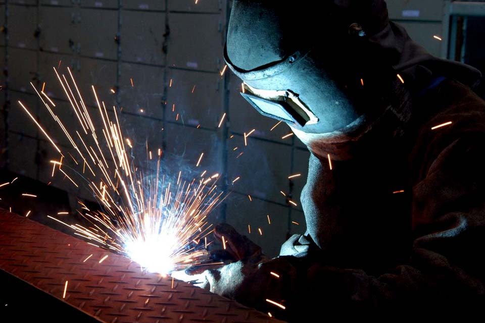 Confiança da indústria sobe em dezembro e atinge maior patamar desde 2010, diz FGV