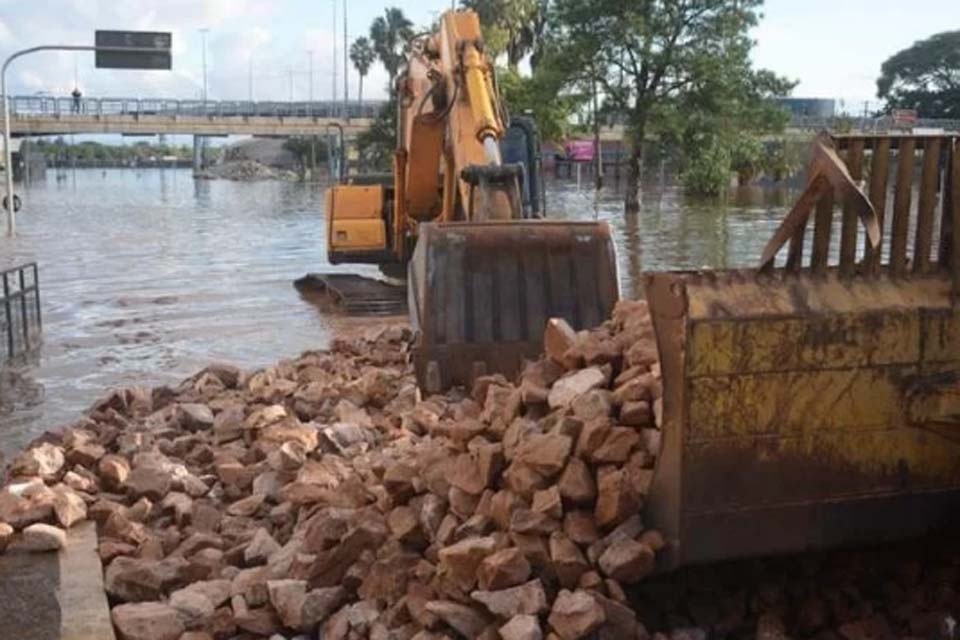 Mais de 7 mil toneladas de rochas são usadas na construção de corredor humanitário em Porto Alegre