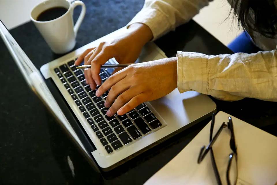 Mulheres recebem 19,4% a menos que os homens, diz relatório do MTE