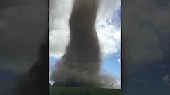 Cinegrafista faz vídeo incrível de tornado 