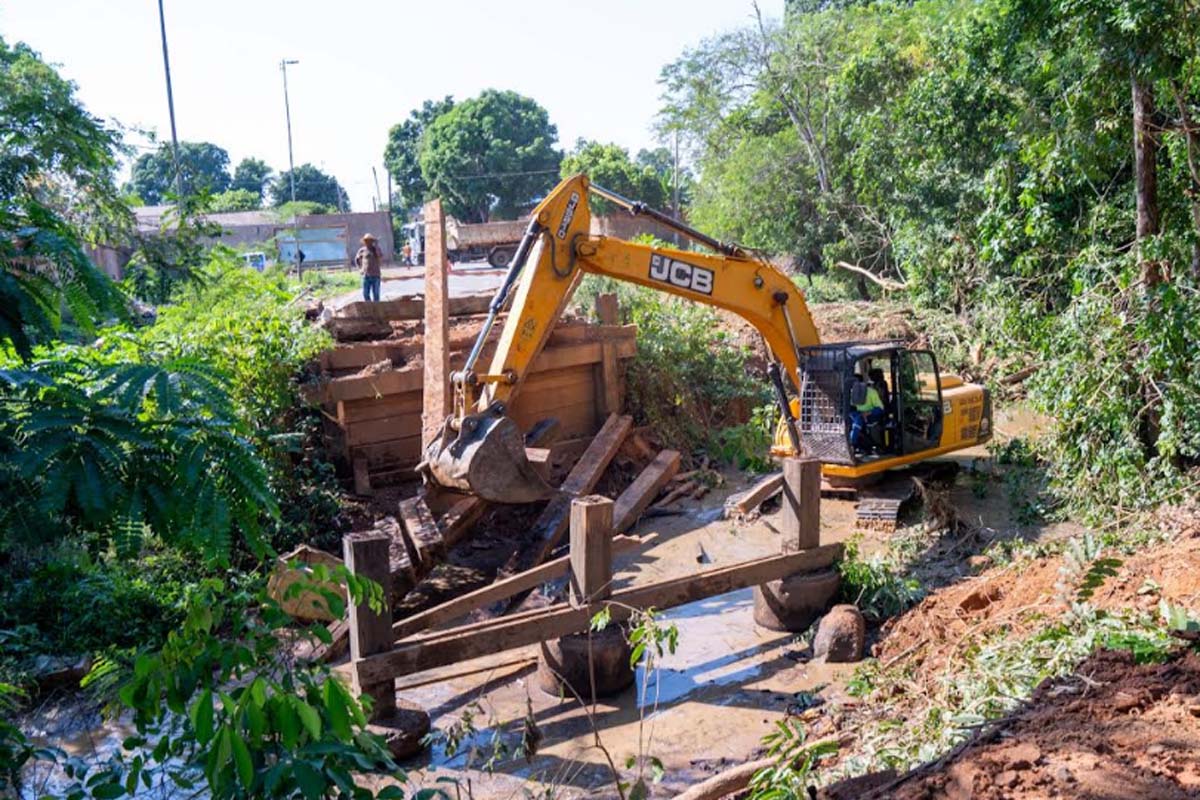 Prefeitura de Jaru constrói galeria de concreto na Rua Américo Vespúcio, no bairro Jardim dos Estados