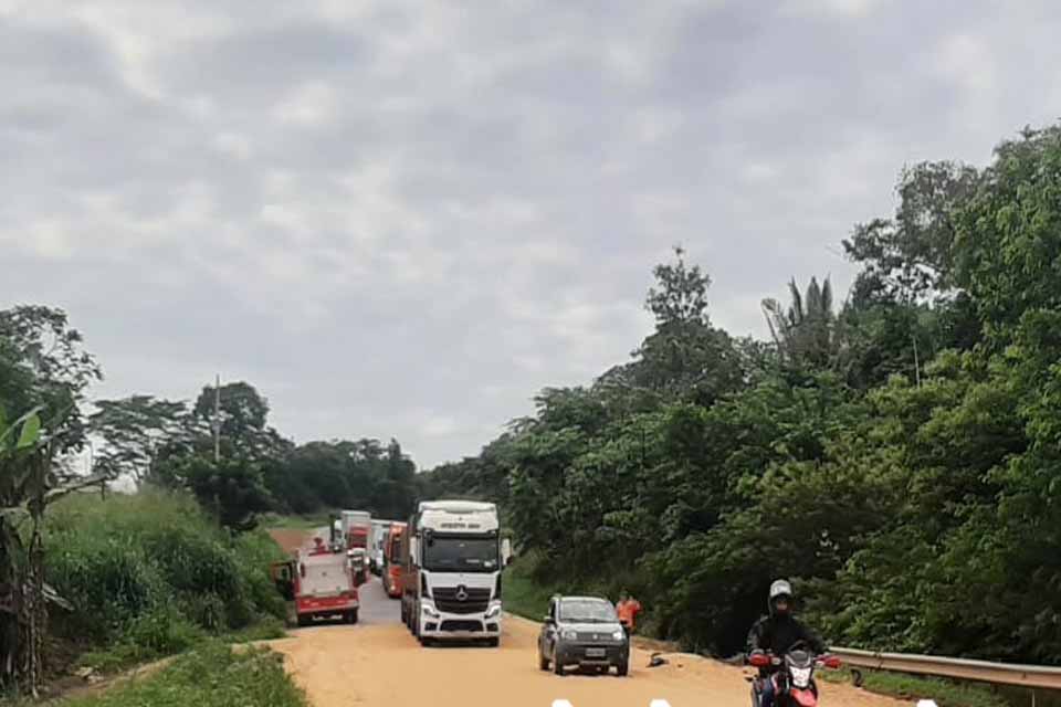 Semirreboque de carreta carregado tomba e despeja grãos na pista na BR-364