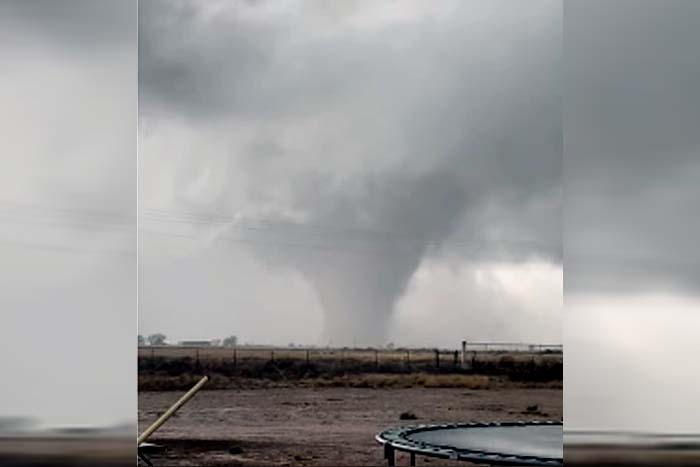 Cinegrafista filma momento em que tornando atinge Novo México 
