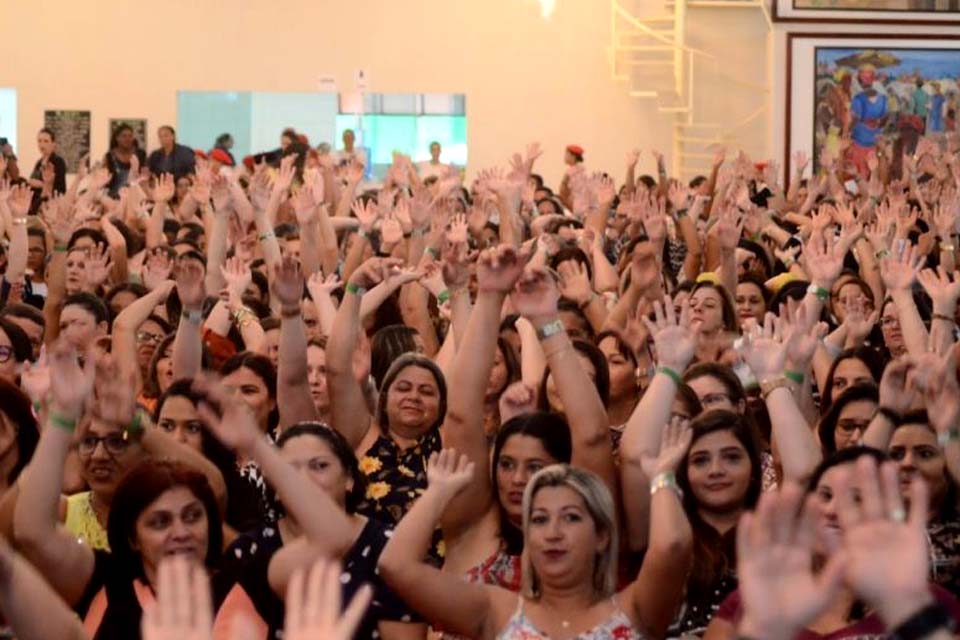 Encerramento do Fórum Municipal de Educação provocou reflexões e gargalhadas com palestrantes renomados