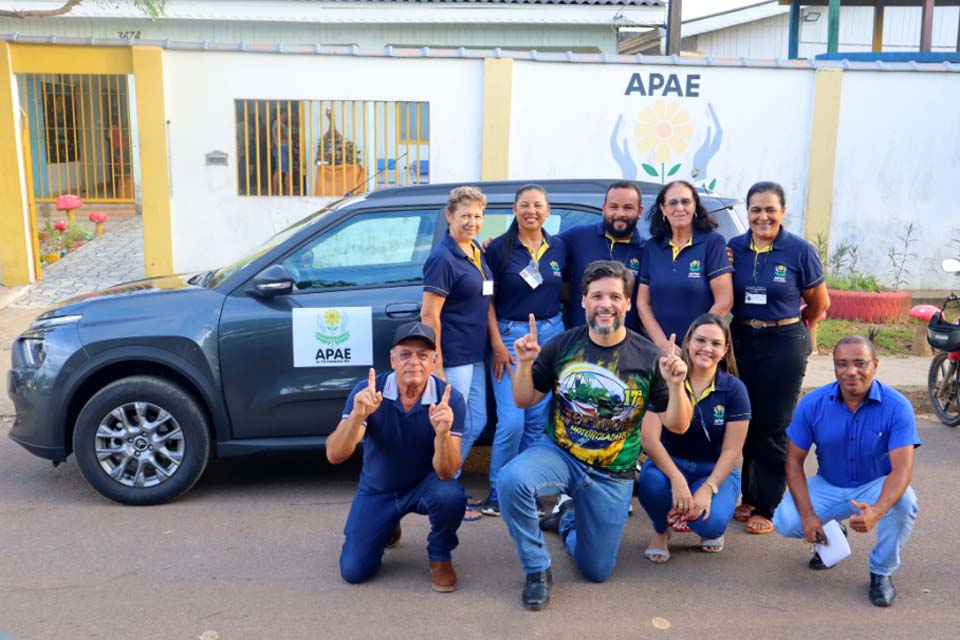 APAE de Alto Paraíso recebe veículo viabilizado por emenda do deputado Delegado Camargo