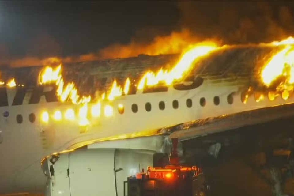 Aeronave com 379 Passageiros colide e pega fogo em Aeroporto de Tóquio