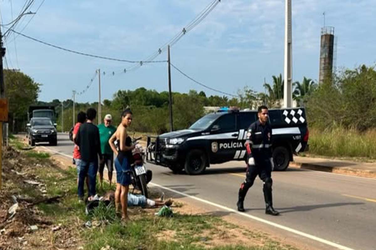 Colisão entre três motos deixa duas pessoas feridas na zona sul