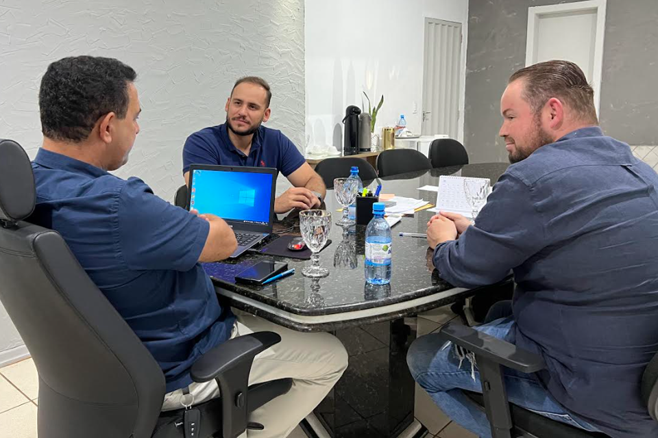 Deputado Affonso Cândido visita prefeito de Rolim de Moura com objetivo de verificar as demandas do Município