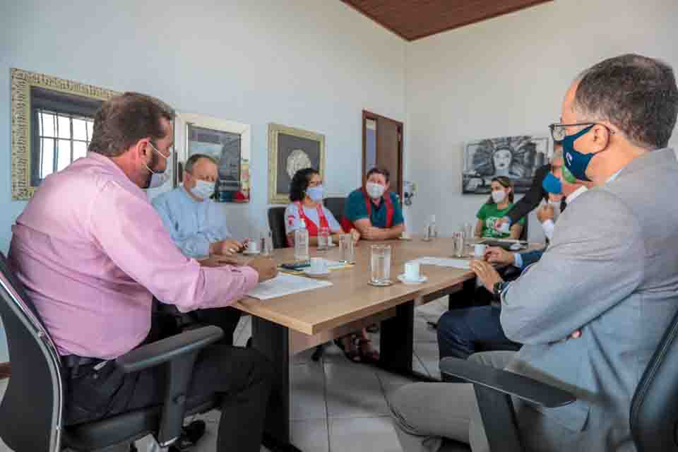 Prefeito assina Termo de Colaboração para fortalecer atendimento a imigrantes em Porto Velho