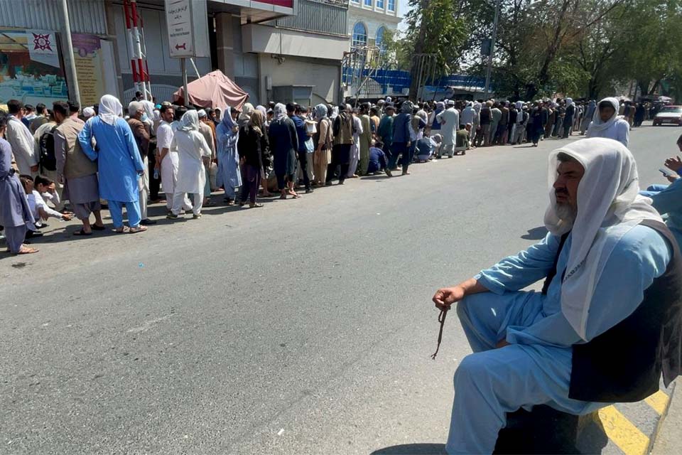 Talibã enfrenta crises econômica e humanitária no Afeganistão