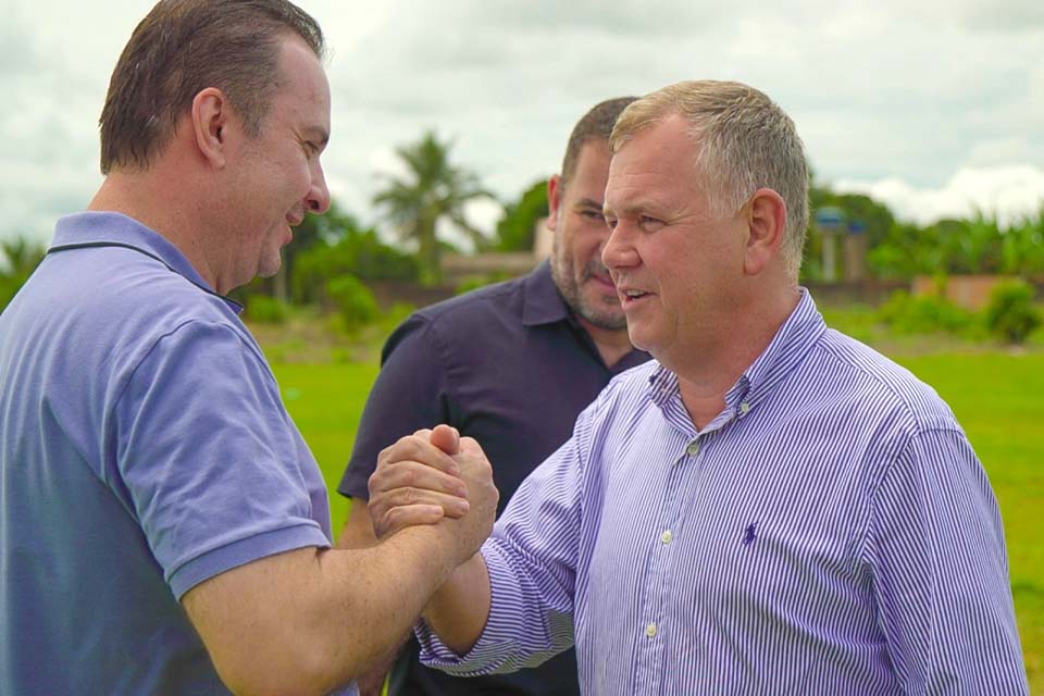 Dr. Luis do Hospital participa de entrega de implementos agrícolas em Vale do Anari