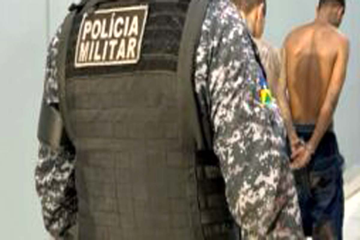 Força Tática prende dupla com arma e drogas em distribuidora