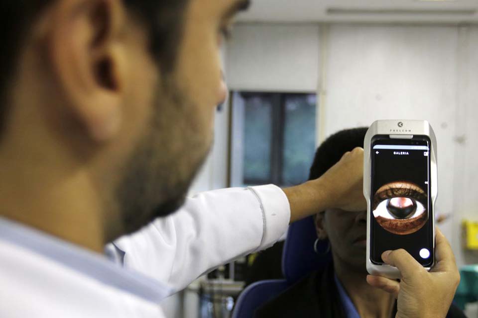 Pesquisa revela que forma grave de covid-19 pode afetar os olhos