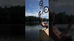 Jovem bate a cabeça após manobra em bike