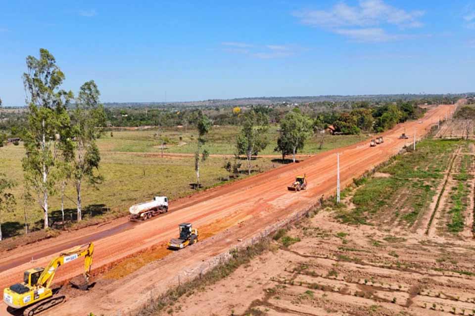 Obras na Rodovia-383 são intensificadas pelo governo no distrito de Riozinho   em Cacoal