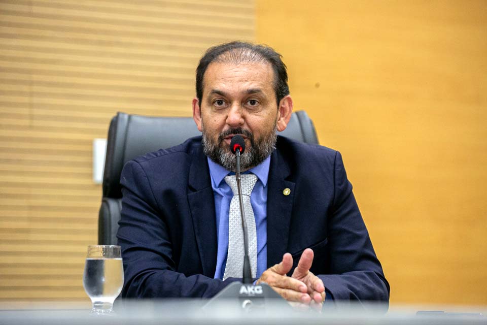 Deputado Laerte Gomes vota a favor do abono natalino de R$ 5 mil para servidores da Educação