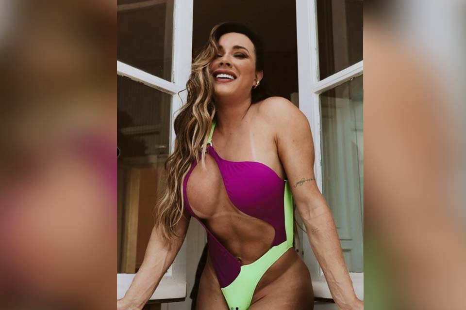 Juju Salimeni aparece de body com decote ousado e seguidores se derretem: '8ª maravilha'