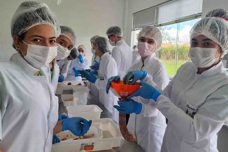 Em aula prática no Campus Jaru alunos realizam produção de alimentos com menos teor de gordura