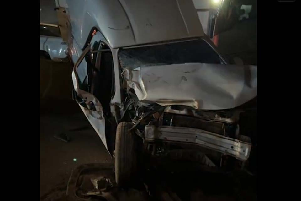 Motorista fica ferido em acidente entre carro e carreta na BR-364