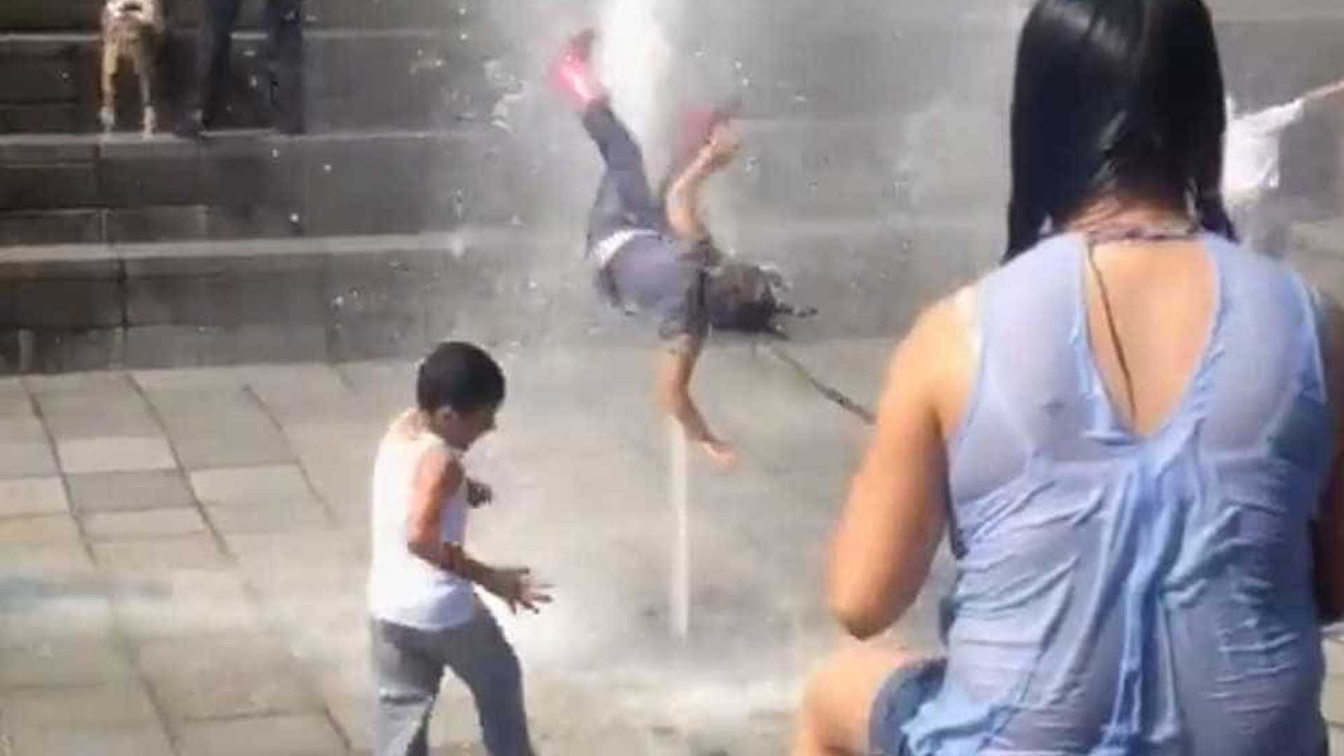 Criança brinca com jato de água e termina 'voando'