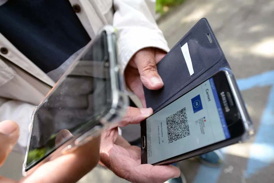 França já descobriu 182 mil passaportes falsos de Covid