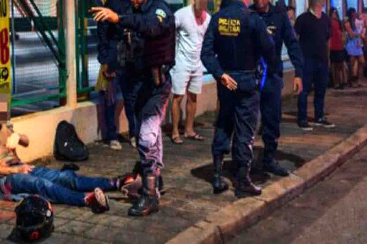 Policial reage a ataque armado e confronto deixa dois baleados 