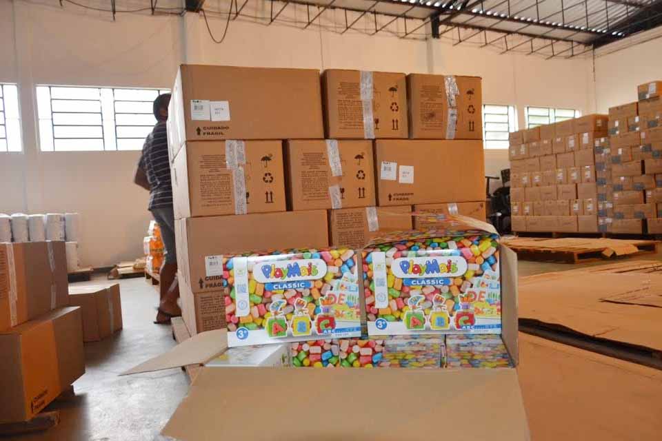 Prefeitura de Ariquemes recebe mais de 400 caixas com materiais pedagógicos para os alunos da educação infantil