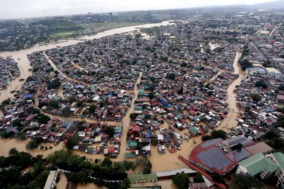Passagem do tufão Vamco pelas Filipinas deixa mortos e coloca a capital debaixo d'água