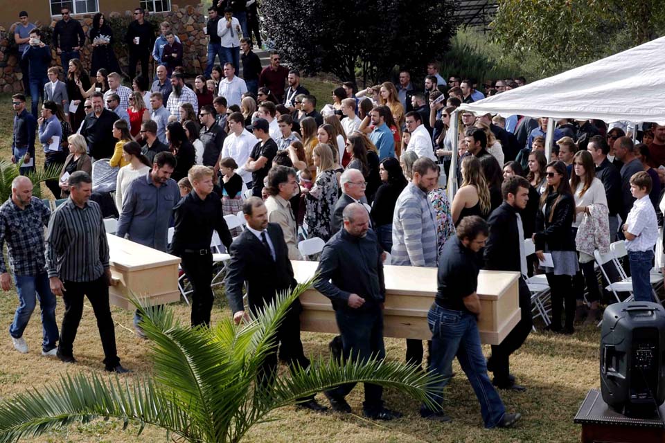 Corpos de três das nove vítimas de chacina no México são enterrados