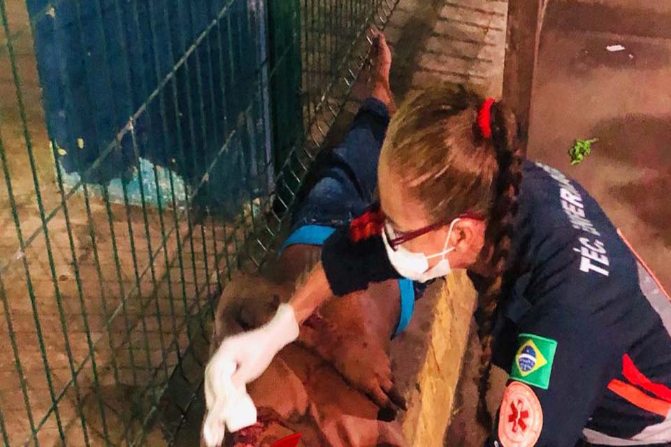 Morador em situação de rua é violentamente espancado a pauladas