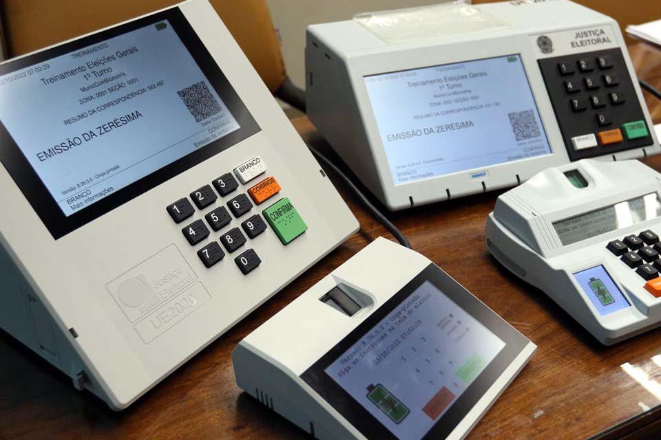 Justiça Eleitoral envia novas urnas para votação no exterior