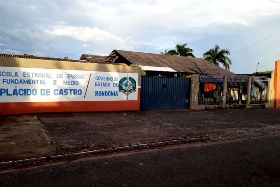 Eleitor é flagrado filmando a sua própria votação na escola Plácido de Castro; Juiz estava no local