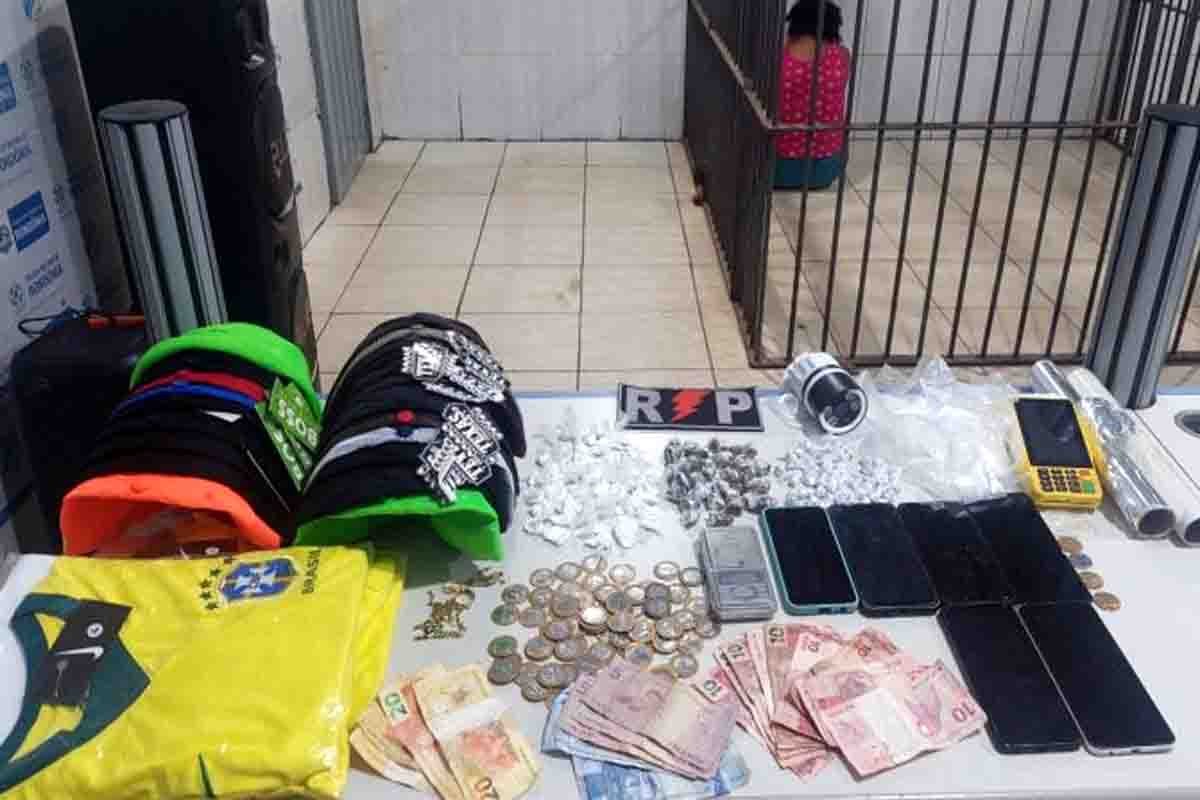 Polícia Militar prende mulher pro tráfico de drogas na Vila Samuel