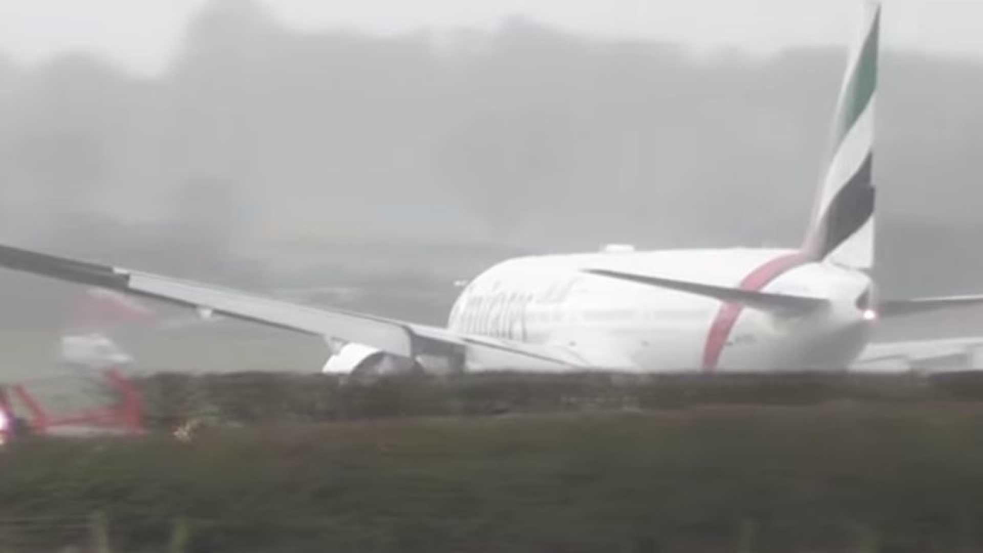 Avião é sacudido por fortes ventos ao tentar pousar