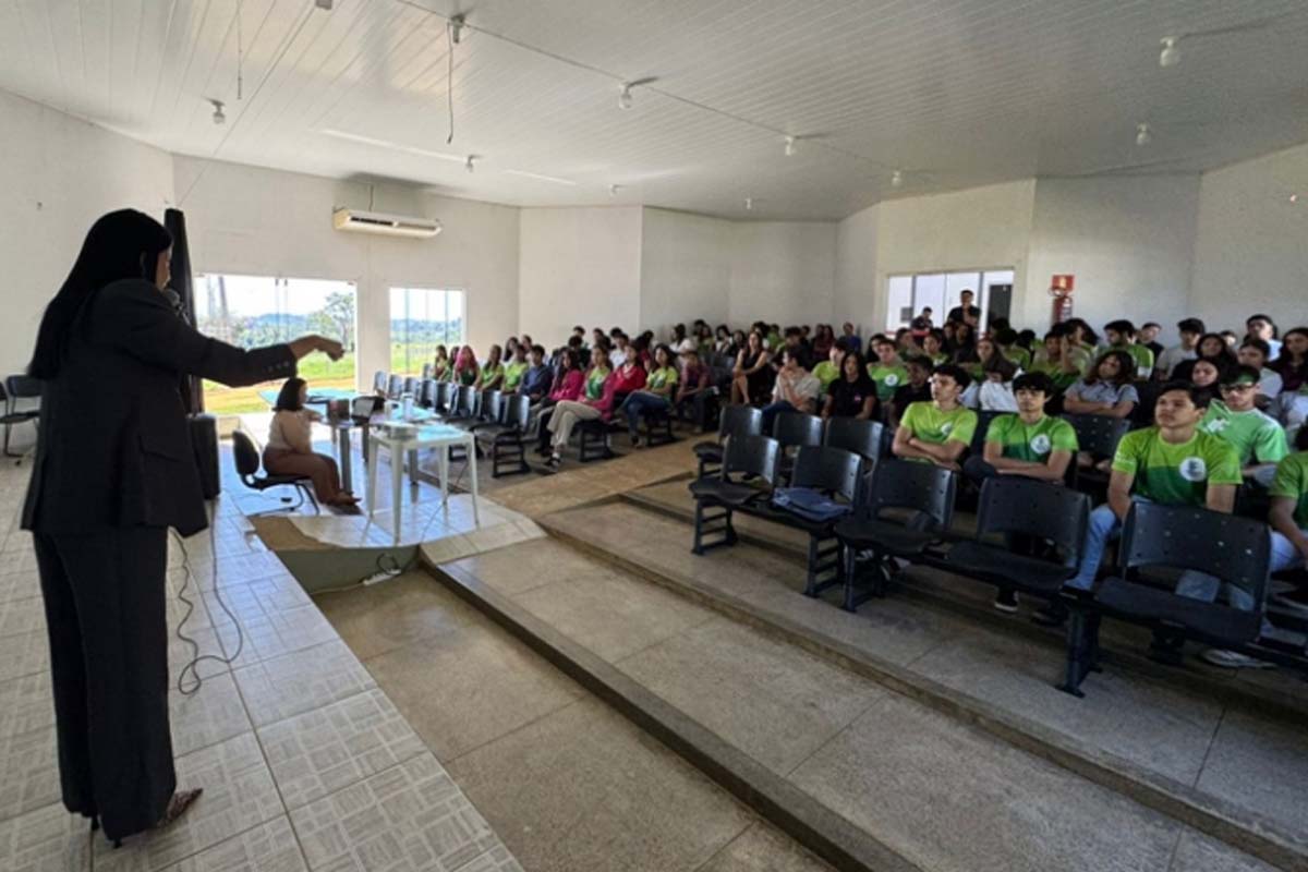 Estudantes participam de palestra sobre combate ao abuso e exploração sexual em Ariquemes