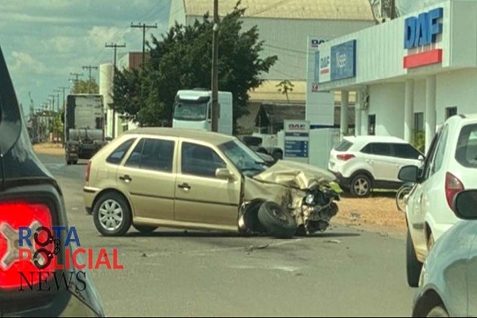  Carro fica com a frente destruída após colidir com carreta em Vilhena