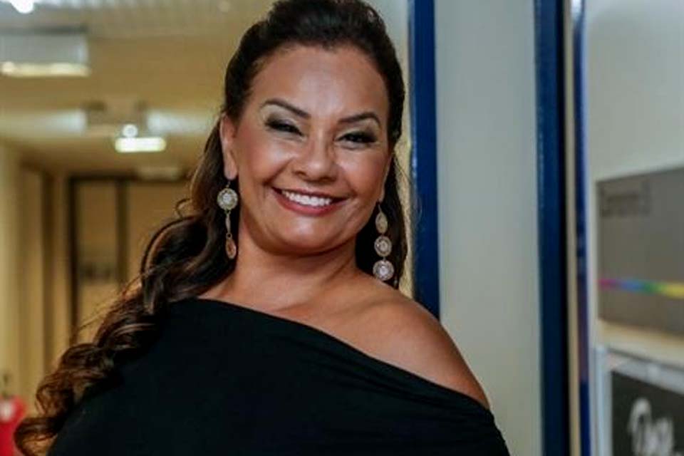 Solange Couto rebate seguidora que a chamou de velha: “Ser velha é sinônimo de realização”