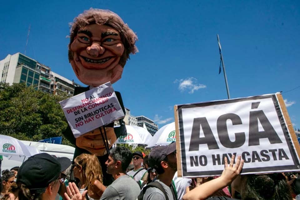 Servidores argentinos preparam greve geral após demissão em massa