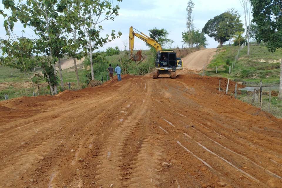 Prefeitura substitui ponte de madeira por bueiro de concreto na Linha 608