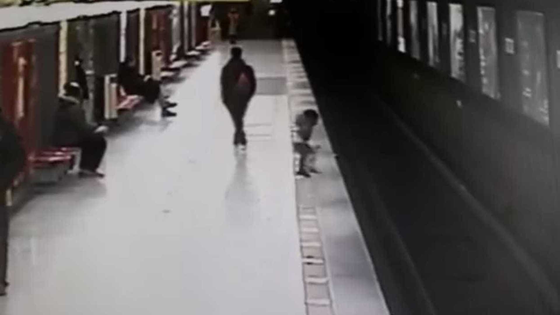 Menino cai em trilho de trem na Itália