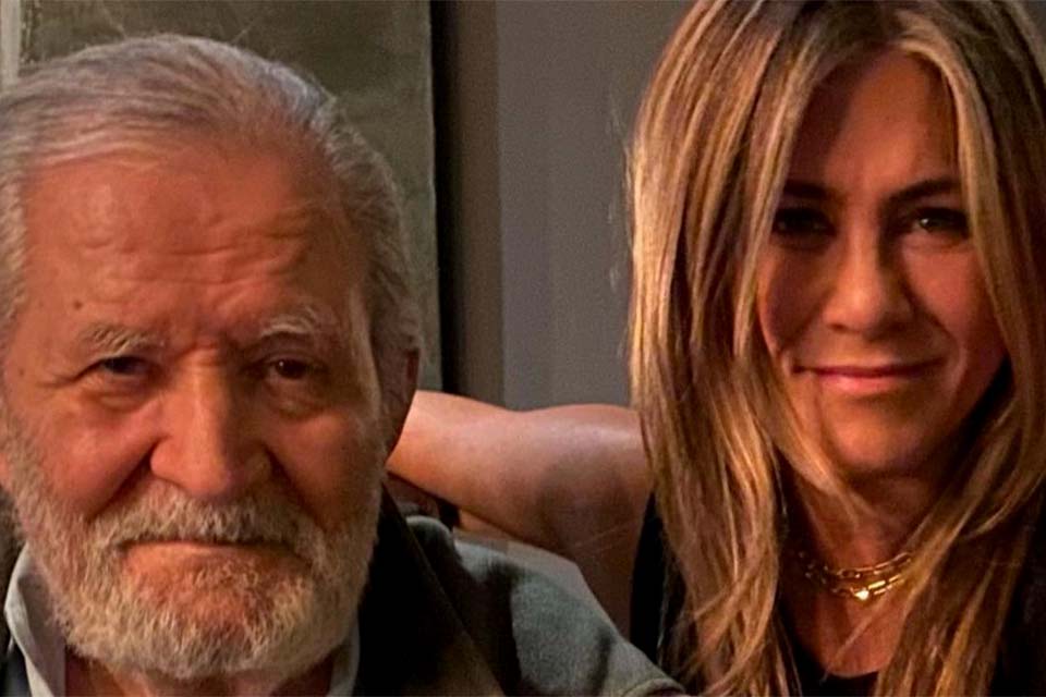 Jennifer Aniston anuncia morte do pai: 'Vou te amar até o fim dos tempos'