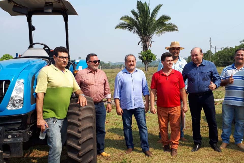 Prefeitura de Porto Velho disponibiliza trator para atender produtores no Ramal do Brito