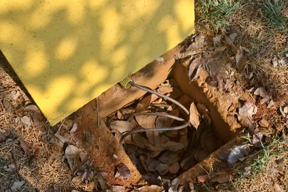 Praça Marise Castiel sofre furto de fios menos de 24h após inauguração; durante a noite, criminosos levaram parte da fiação elétrica