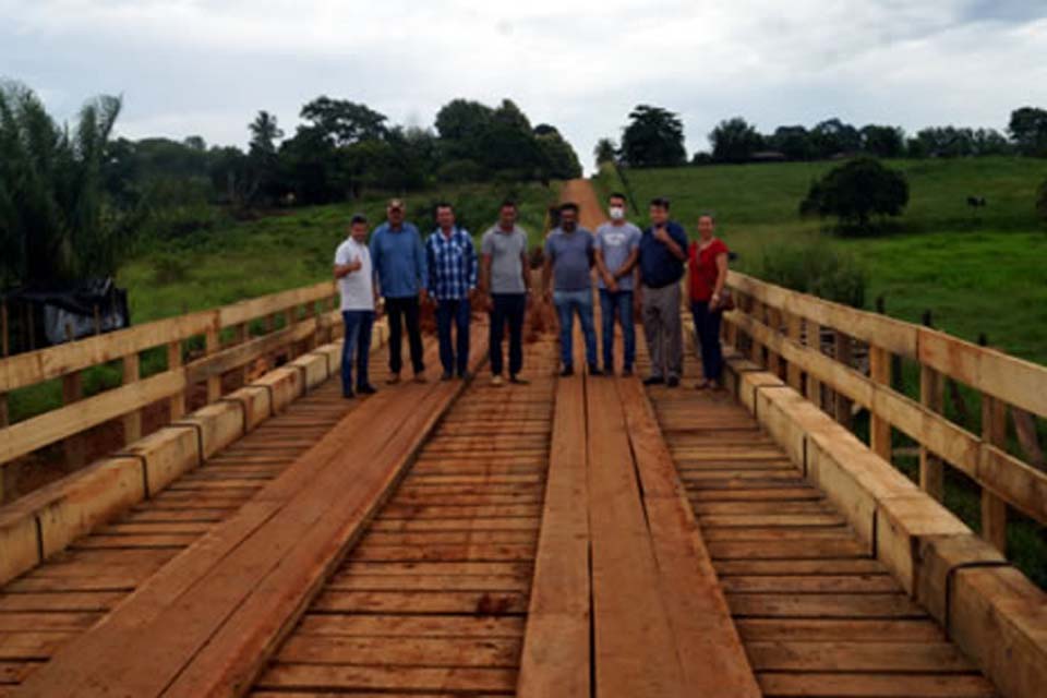 Prefeitura finaliza construção de ponte de madeira na linha 24 do km 22