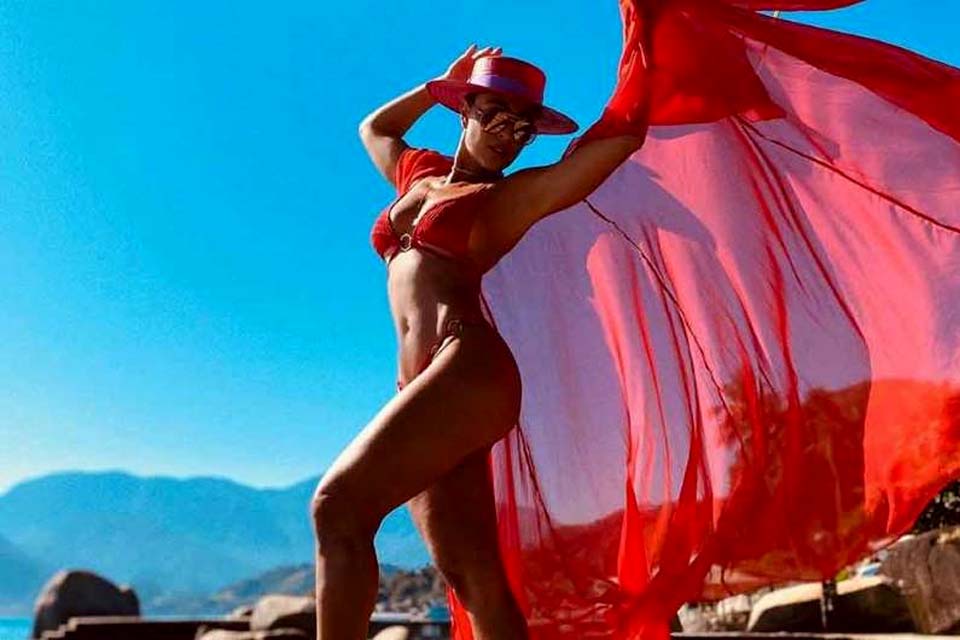 Juliana Paes posa de biquíni vermelho e encanta fãs