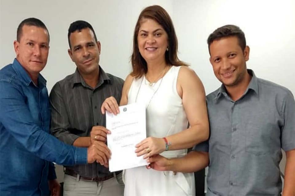 Cássia Muleta destina R$140 mil para recuperação de estradas vicinais em Theobroma