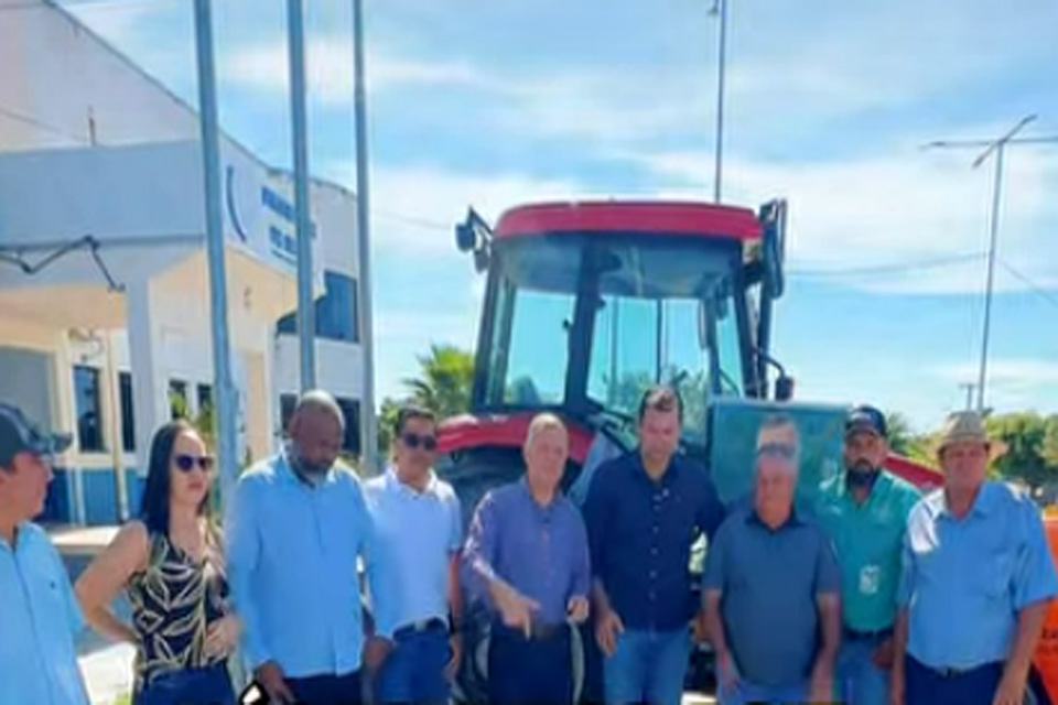 Urupá recebe trator adquirido com recursos de emenda do deputado federal Lúcio Mosquini